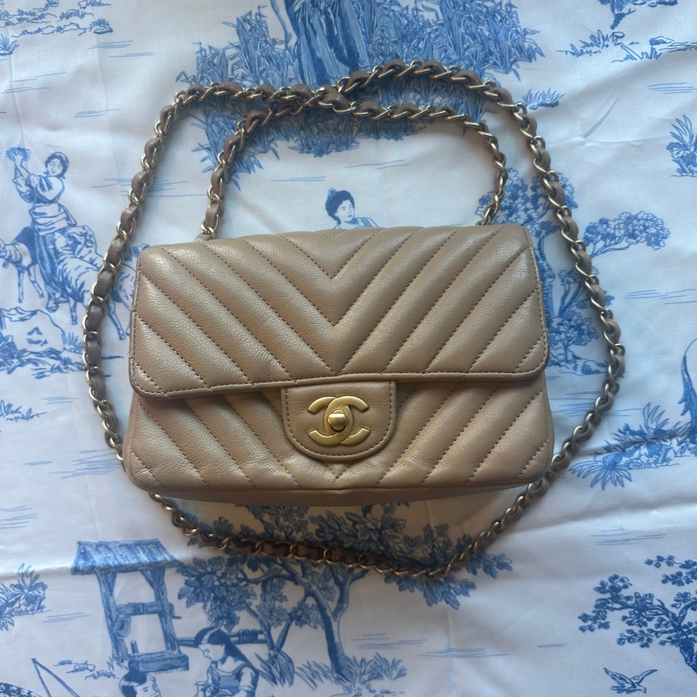 CHANEL Cream Crossbody Bag with Quilted Leather and Gold-Toned Clasp